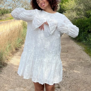 Klänning från NA-KD - Säljer den här populära och superfina klänningen. Den är aldrig använd och har till och med lapp kvar❣️