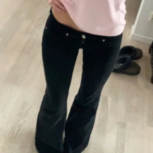 Lågmidjade bootcut jeans - Såå söta svarta jeans från only😍😍 använd gärna köp nu!!🫶 pris kan diskuteras vid snabb affär**