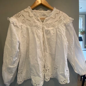 Blus - En fin vit blus får zara, storlek 164! Inga fläckar, är nästan som ny💕
