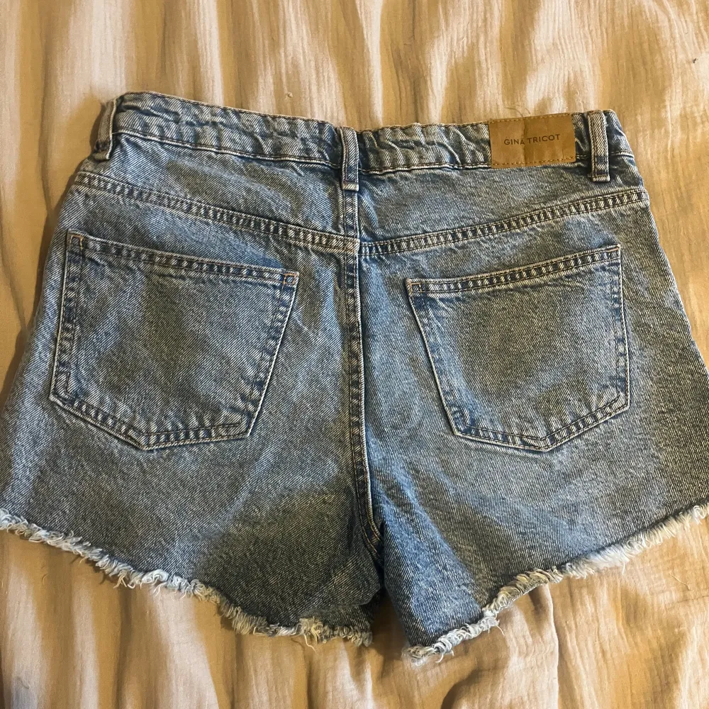 Säljer dessa jättefina jeans shortsen! Säljer för de va förstora i midjan och kan inte lämna tillbaka. De är i st 164 men sitter som en Xs/S. Shorts.