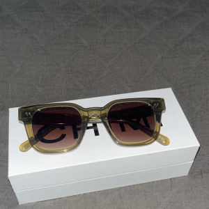 Chimi 04 grön - Max använda 4 ggr, lite fläckar på påsen till glasögonen men inga andra skavanker.