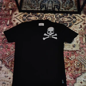 Philip plain skull&Bones - Storlek XL men passar som en L, och kanske till och med en M, tack vare det stretchiga materialet. Den är i fint skick och har använts några fåtal gånger! (Priset är ej hugget i sten)