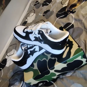 Bape sta STL 42,5 - Jag säljer dessa skor för att jag köpte de av en annan kille med frakt hem till mig. Men tyvärr så passade de inte mig. Jag har använt de 1gång när jag testade på mig de.