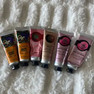 6 st handkrämer från the bodyshop 2st British rose 💗 2st vanilla pumpkin 🎃  1st Strawberry 🍓  1st Shea 🤎🤍 Är lite använda  Ord pris är 65kr st men säljer alla för 30