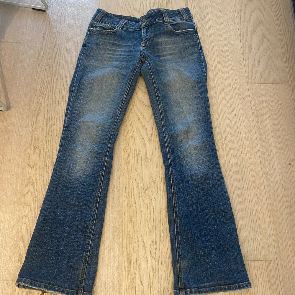 Super snygga flaired jeans från only. Endast använd en gång pga de var för stora för mig när jag köpte från second hand.. Jeans & Byxor.