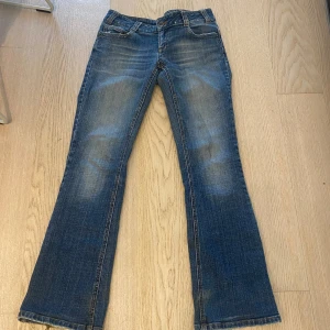 Flaired jeans - Super snygga flaired jeans från only. Endast använd en gång pga de var för stora för mig när jag köpte från second hand.