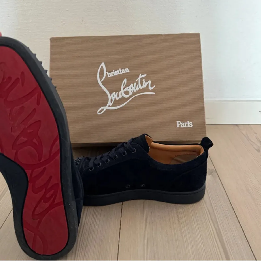 Tja säljer mina christian louboutin för att dom är lite stora skick 8.5/10 små repor under har kvitto skriv till mig om frågor eller funderingar . Skor.