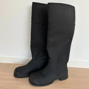 Stövlar - Svarta stövlar stl 39, knappt använda 🌸❤️ från Nelly