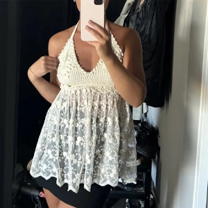 Virkat linne med spets - Säljer detta superfina linnet då det inte kommer till användning. Endast använt 1 gång! Första två bilderna är lånade, de sista är mina egna. Kan mötas upp i Sthlm, annars står köparen för frakten 🩷