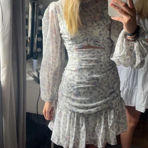 Blommig klänning - Jättesöt blommig klänning från missguided, bara använd 1 gång och är i nyskick 🌸🌸