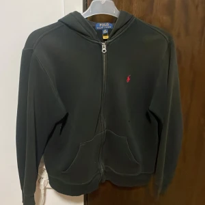 Polo Ralph Lauren hoodie  - Äkta polo hoodie i barnstorlek L (14-16år). 100kr prutat och klart. Skick 5/10