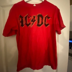 Röd Acdc tröja❤️⚡️ - Bra skick 