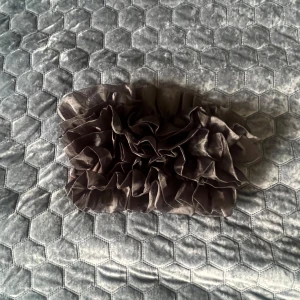 Topp/tröja - Hej, säljer en svart festlig topp som har Volanger bara på framsidan och inte baksidan. Kontakta mig om du vill ha fler bilder på den eller om du är intresserad!