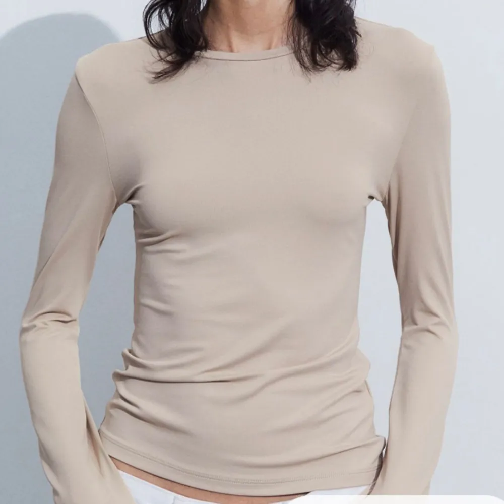 Mikrofiber topp i beige från H&M i storlek M. Använd fåtal gånger, helt nyskick. Köptes för 149:-, säljer för 70:-.. Yläosat.
