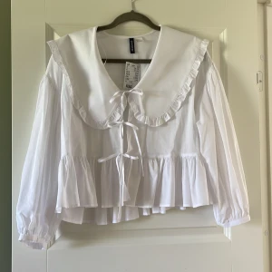 Blus med knytning - Världens finaste blus med knytning framtill, oanvänd med lappar kvar🤍