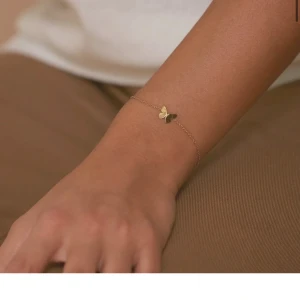 Armband fjäril - Armband med fjäril på. Super fint! Dock saknas ”E” i slutet av armbandet som står för Edblad därav priset. Går att duscha med och nickelfritt! 🥰✨✨Nypris 249kr