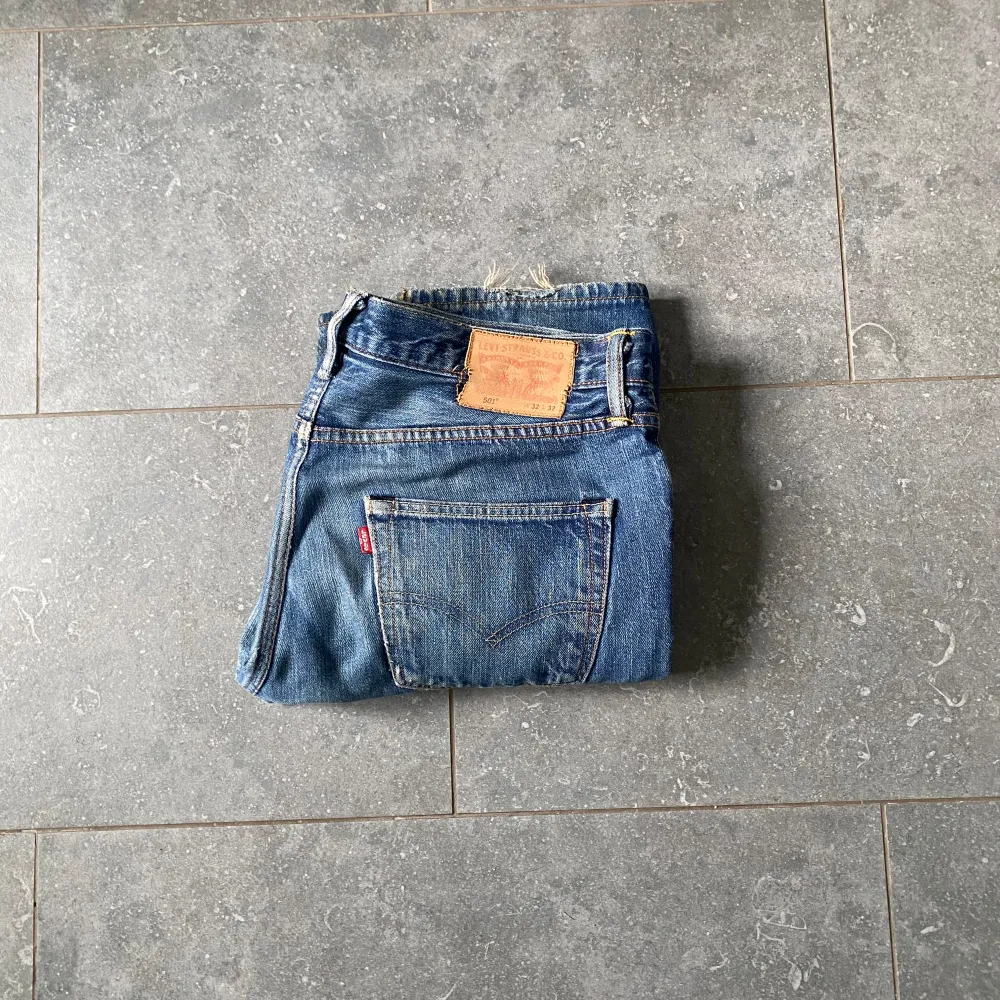 Snygga Levi’s 501or. Storlek 32/32. Bra skick förutom lite slit vid hälarna, syns på bild. Skriv gärna vid frågor:). Jeans & Byxor.