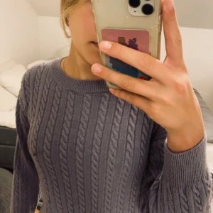 tröja  - jättefin tröja från cubus. aldrig använd och passar perfekt i stallet. köpt för 100kr säljs för 50kr