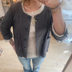 As snygg jacka - Svin snygg jacka som jag köpte här på plick o jag har bara använt en gång💕 den är i storlek M men passar S också Köpte för 300kr —lånade bilder—-