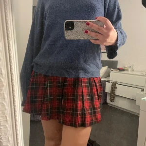 Kjol - Säljer denna kjolen som påminner om Blair Waldorf😍😍superfin till hösten, aldrig använt men legat länge i garderoben. Inga defekter 