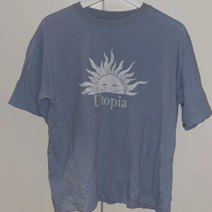 T-Shirt💙 - Blå t-shirt från lager 157💙 Använt ca.5-10ggr. Fint skick, men finns tecken på användning ☺️