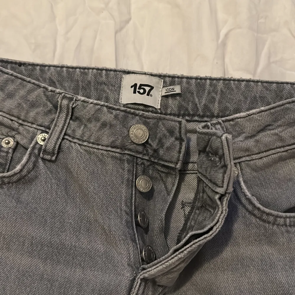 Säljer dessa lågmidjade ”ICON” jeans från lager 157 i storlek xs då dom inte kommer till användning. Nyskick💕. Jeans & Byxor.