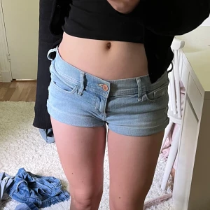 Hollister Low waist shorts - Snygga shorts från Hollister som tyvärr är lite stora för mig. Skulle säga att de passar stl S 💞