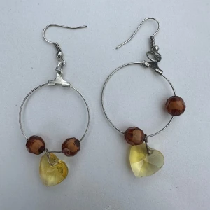 Örhängen med hjärta hänge - I mycket bra skick. 