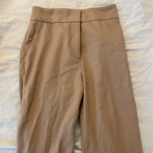Beiga kostymbyxor - Tror dem är köpta från madlady men osäker, klippt upp sömmen nere då dem var för korta för mig men inget som är synligt 
