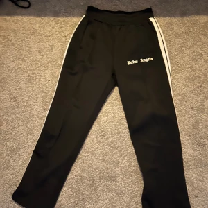 Palm angels  - Ett var riktigt sköna Palm byxor som är använda väll men inga defekter!