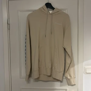 Oanvänd NEW BLACK hoodie - Oanvänd hoodie Storlek S