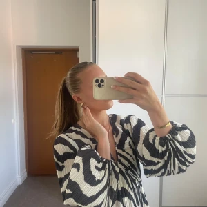 H&m klänning - !Intressekoll! På denna slutsålda superfina plisserade zebra klänning ifrån hm!💘💘