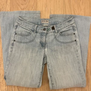 Lågmidjade bootcut jeans - Säljer dessa supersnygga ljusblå bootcut lågmidjade jeans då de tyvärr är lite för korta på mig (är 169 lång). Innerben 75cm (skulle säga att det passar för de som är runt 160-165 lång) och midja tvärsöver 40cm. Skriv vid frågor🤍