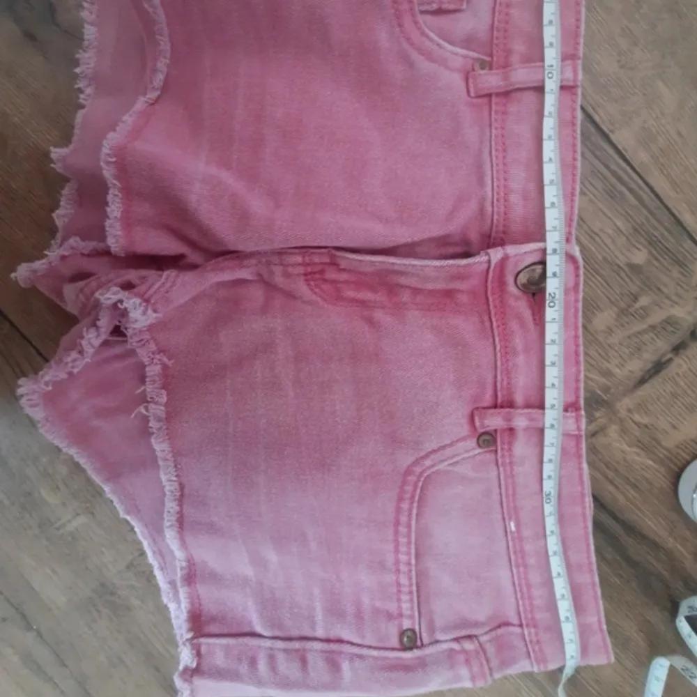 Så snyga lågmidjade jeansshorts! Pris kan diskuteras . Shorts.