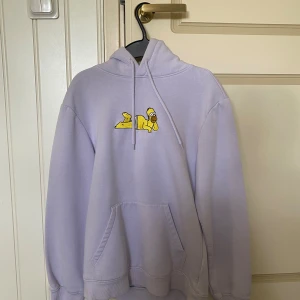Homer Simpson Hoodie - Vädligt bekvän för både tjej o kille bra skick använt par gånger står xs men passar uåp till Litet M kontakt avid frågor