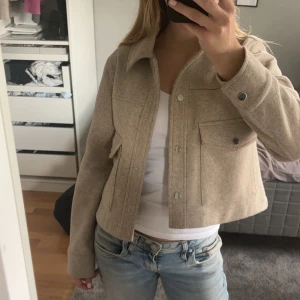 Kappa från zara - Säljer min kappa från zara, aldrig använd💗 säljer för 150 men pris kan diskuteras!🩷
