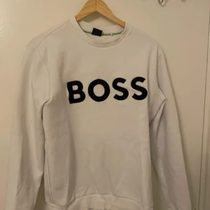 Vitt Hugo boss tröja  - Nästan oanvänd men har dock en liten fläck 