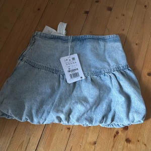 Volangkjol - Helt ny jeanskjol från pull and bear som har prislappen kvar!