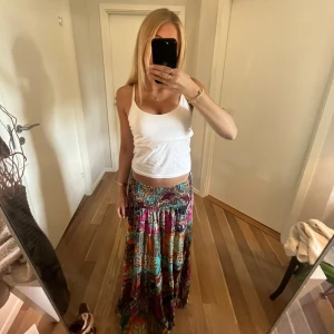 Långkjol  - Jättefin långkjol, aldrig använd utan bara testad (prislapp sitter kvar) 🤗🤗 sitter bra på personer från 1,60 till 1,70 skulle jag tro! Men tveka inte att fråga om ni har några frågor! 💕💕