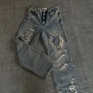 Ett par supersnygga jeans från Zara. De är midwaist, raka i benen med slitningar. Jeansen är i nyskick och säljs då jag inte får användning för de🤗