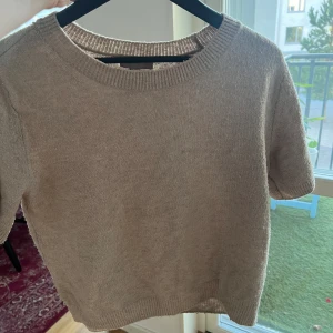 Stickad t-shirt  - Använd ganska mycket