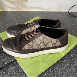 Gucci sneakers skor - Fräscha Gucci sneakers i storlek 42, köpt i Guccis butik i Milano för runt 7500kr något år tillbaka. Pris går att diskutera 