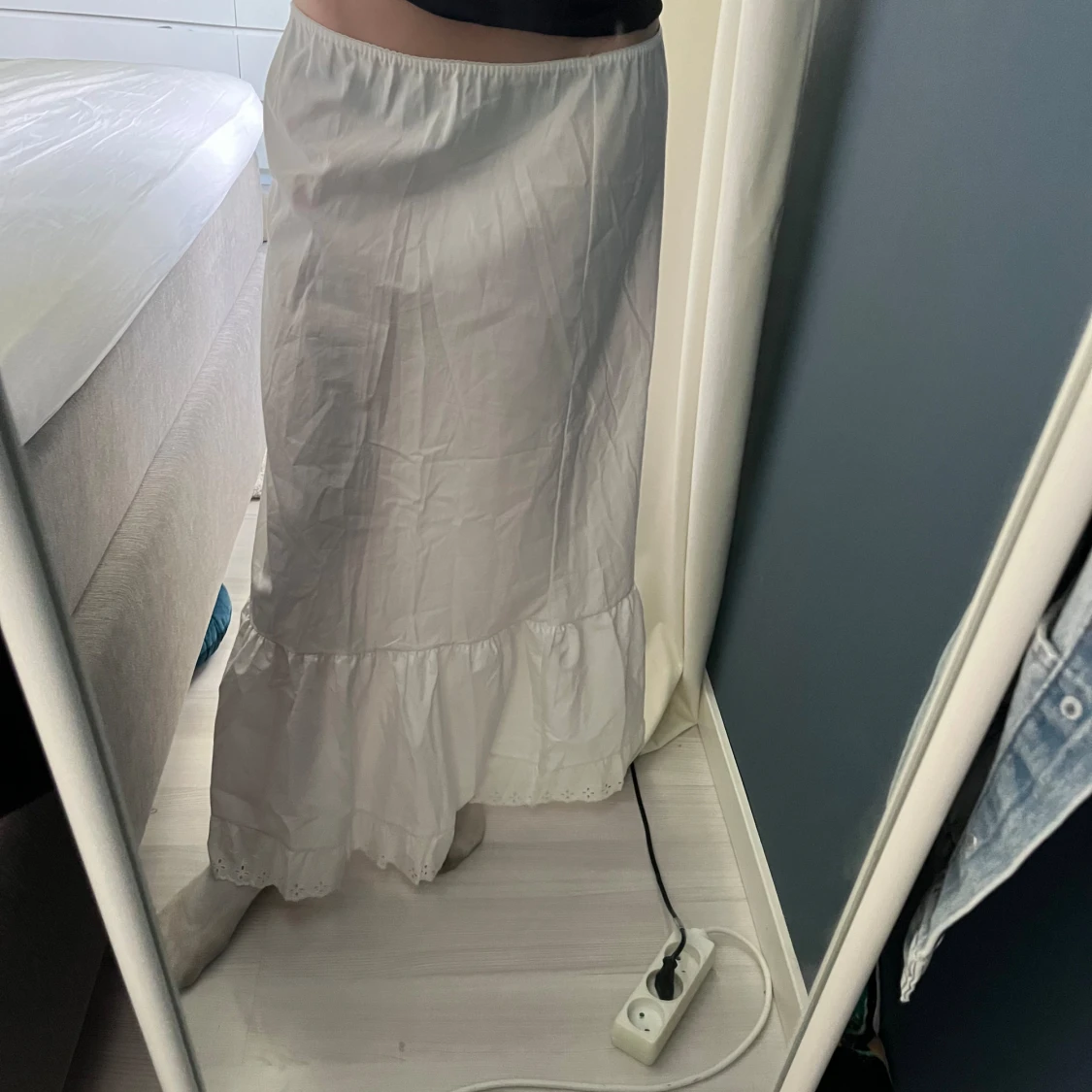 Fin vit långkjol med spets
