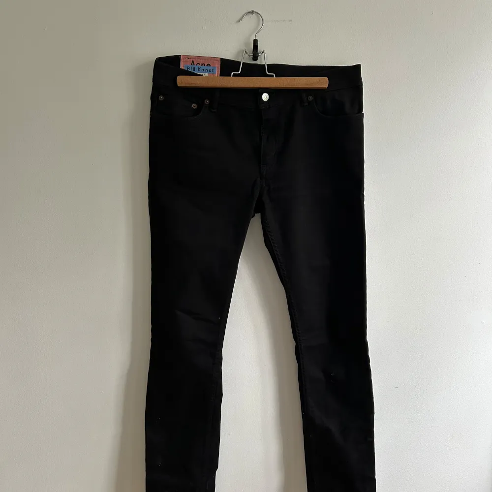 Storlek 32/32 från Acne. Är en lite tajtare modell. Väldigt bra skick. . Jeans & Byxor.