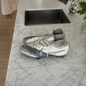 Nike Mercurial Superfly 7 Elite FG-PRO Anti-Clog Dream Speed 3 - Vit/Svart - Jag säljer dessa Nike mercurial skor, de går ej att få tag på längre och har används ungefär en säsong. Jag kan fixa ett snöre till den skon som saknar om det önskas. Och hålet går enkelt att sy och så är de som nya igen. Skick:6,5/10