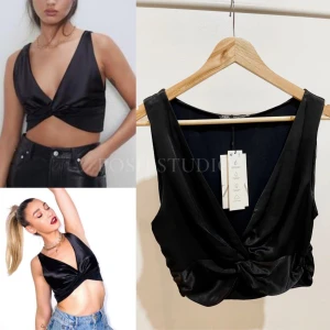 Black Satin Topp V-neck - Zara - Svart satin topp från Zara. Endast använd 1-2 gånger, som ny. Köpt för 399kr säljer för 89kr.🖤