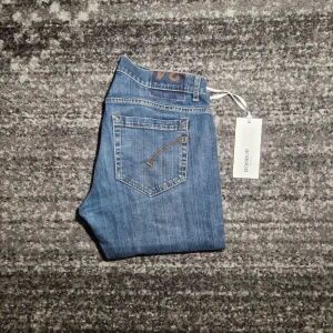 Dondup Jeans  - Tjena! Säljer ett par riktigt schyssta dondup jeans i modellen George. Skicket på jeansen är 9.5/10. Har du några frågor eller funderingar så hör av dig // IC_RESELL 