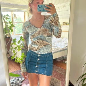 mönstrad leopard tröja - världens snyggaste leopard tröja med trumpet ärmar🐆 v-ringad urringning och tight figur, världens snyggaste tröja! Säljer då den ej riktigt är min stil längre😕 