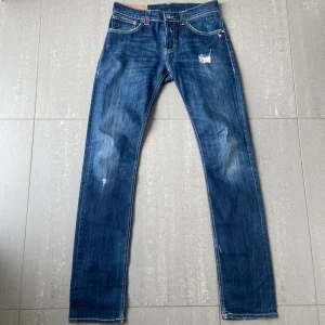 Dondup Jeans George  - Säljer nu dessa sjukt snygga dondup jeans med riktigt snygga slitningar och tvätt som är populär design, Jeansen passar till allting och kan användas året om, skriv för fler bilder/frågor🙌🏼