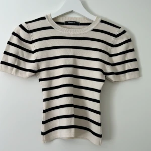 Finstickad topp - Finstickad topp med korta armar. Aldrig använd så i nyskick. 